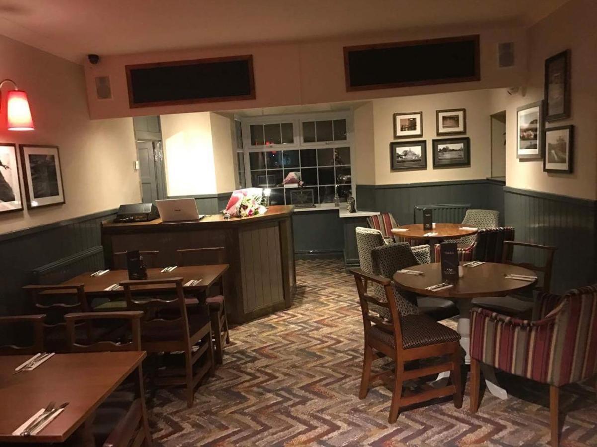 The Ynyscedwyn Arms Hotel Суонзи Екстериор снимка