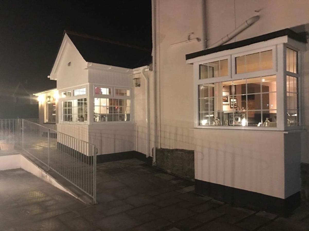 The Ynyscedwyn Arms Hotel Суонзи Екстериор снимка